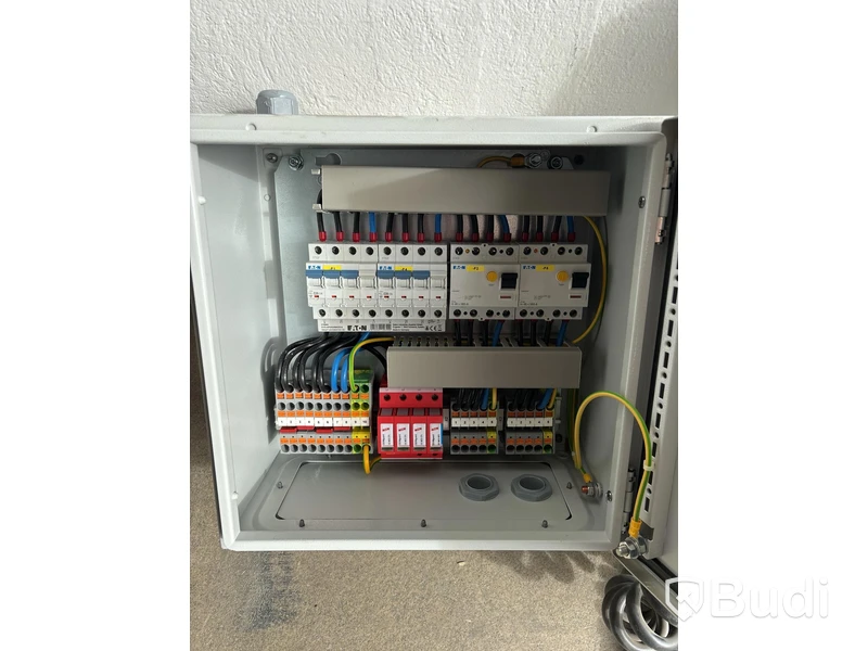 Laddbox Compleo Advanced Compact WM HC2, inkl. fördelningslåda med jordfelsbrytare och säkringar.