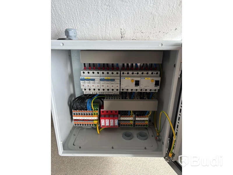 Laddbox Compleo Advanced Compact WM HC2, inkl. fördelningslåda med jordfelsbrytare och säkringar.