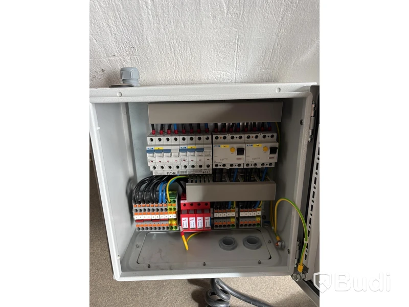 Laddbox Compleo Advanced Compact WM HC2, inkl. fördelningslåda med jordfelsbrytare och säkringar.