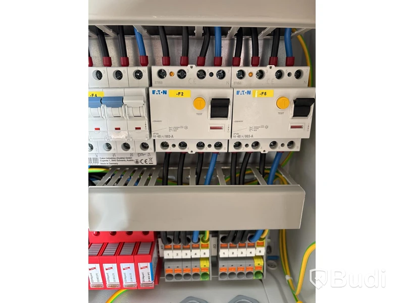 Laddbox Compleo Advanced Compact WM HC2, inkl. fördelningslåda med jordfelsbrytare och säkringar.