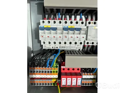 Laddbox Compleo Advanced Compact WM HC2, inkl. fördelningslåda med jordfelsbrytare och säkringar.