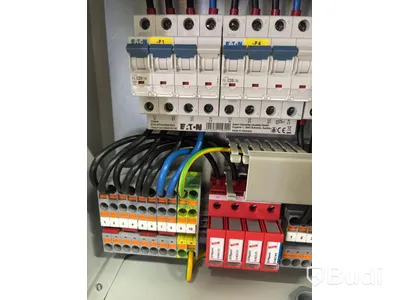 Laddbox Compleo Advanced Compact WM HC2, inkl. fördelningslåda med jordfelsbrytare och säkringar.