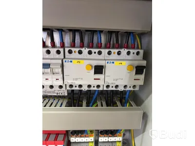 Laddbox Compleo Advanced Compact WM HC2, inkl. fördelningslåda med jordfelsbrytare och säkringar.