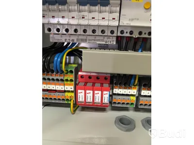 Laddbox Compleo Advanced Compact WM HC2, inkl. fördelningslåda med jordfelsbrytare och säkringar.