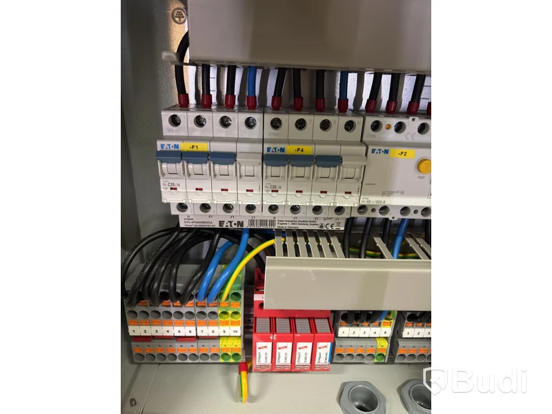 Laddbox Compleo Advanced Compact WM HC2, inkl. fördelningslåda med jordfelsbrytare och säkringar.