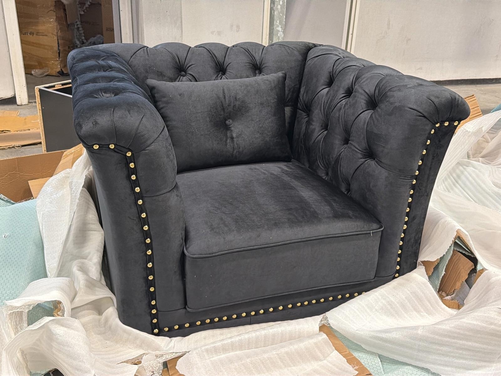 Fåtölj i svart sammet