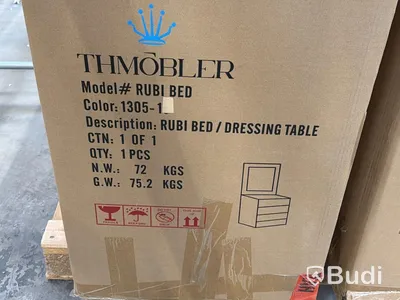 Byrå med spegel, ljust teddytyg