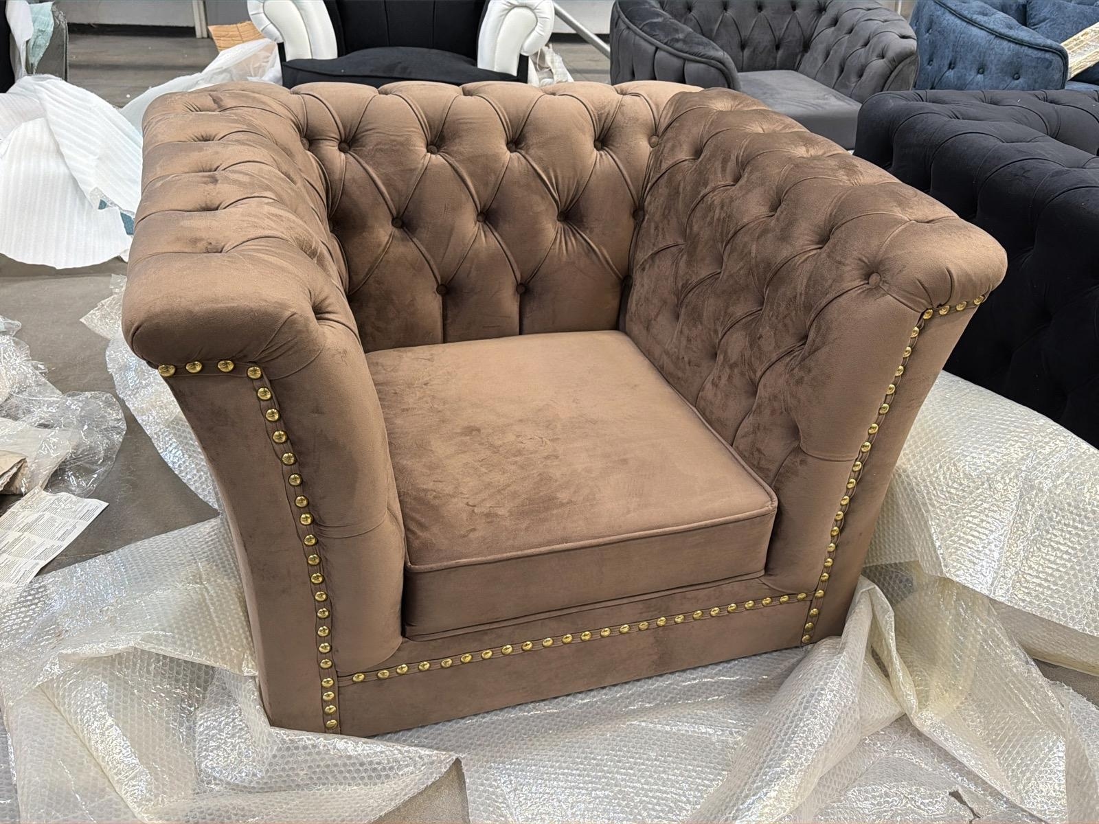 Fåtölj i brun sammet