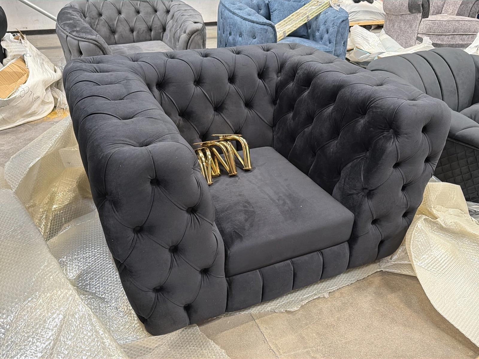 Fåtölj i svart sammet