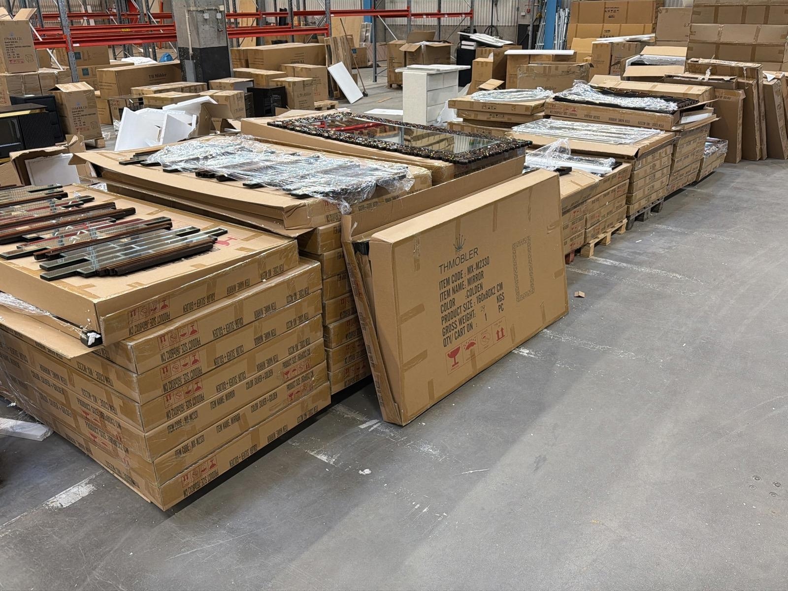 Stort parti diverse möbler och speglar - bl.a. ca 60 st TV-bänk, 60 st speglar m.m.