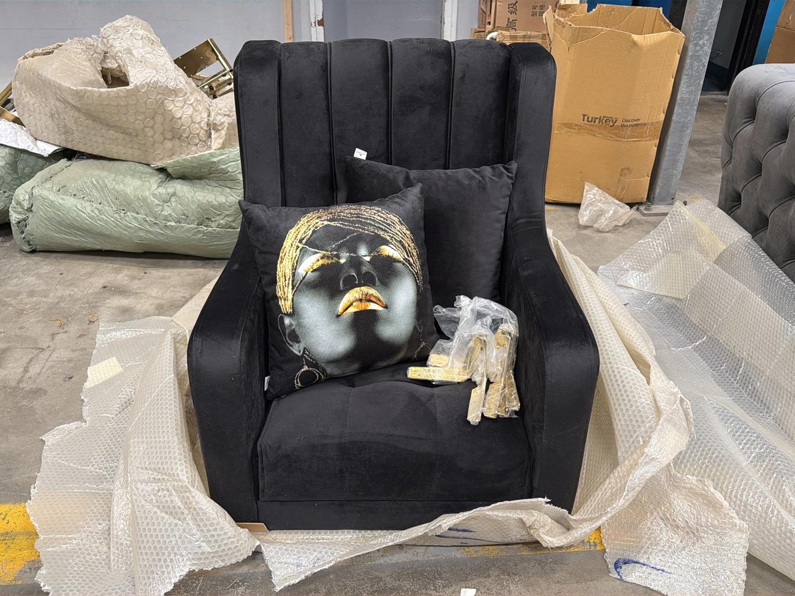 Fåtölj i svart sammet