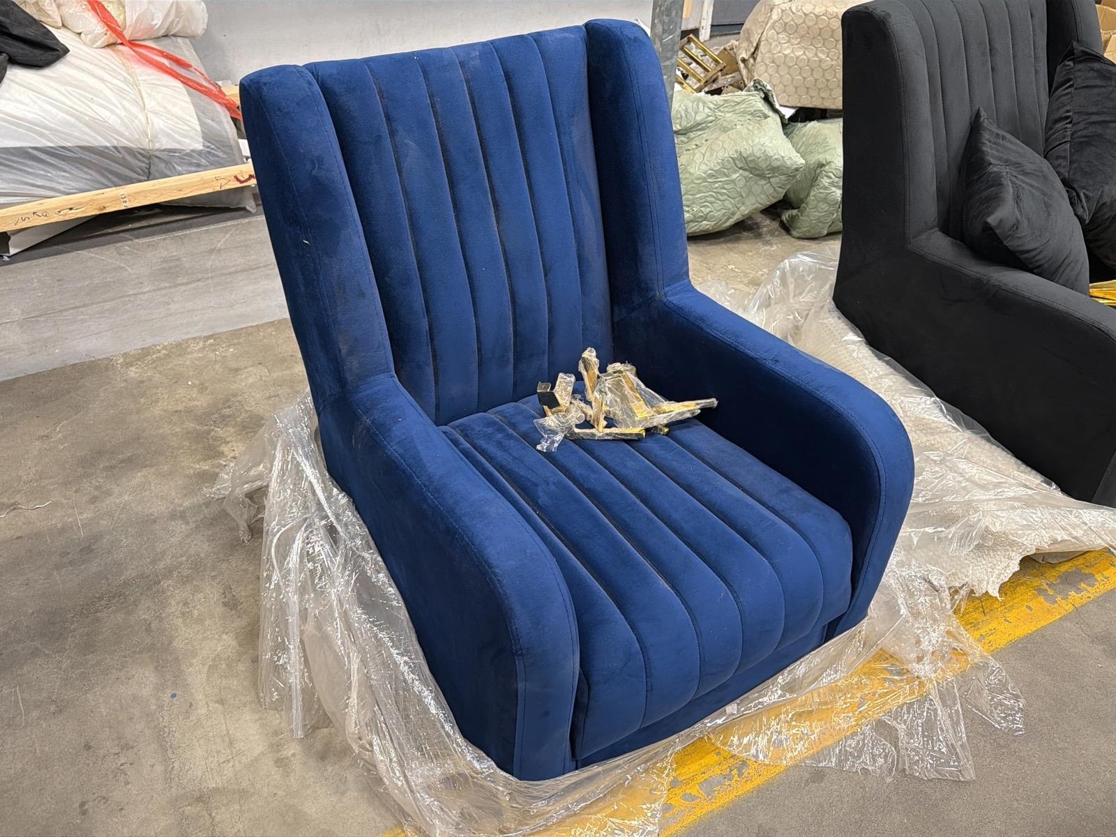 Fåtölj i blå sammet