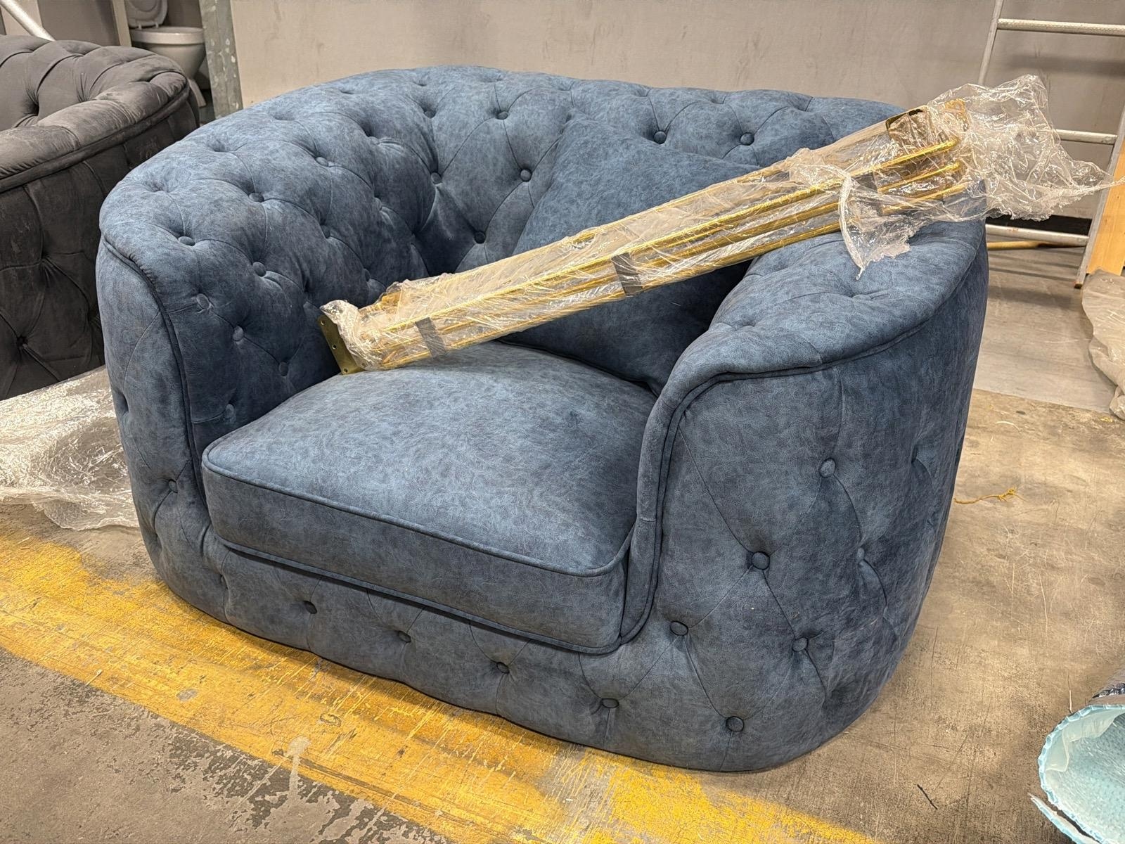 Fåtölj i blå sammet