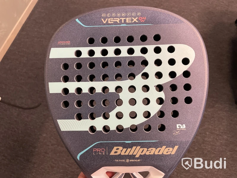 Parti med padelrackets Bullpadelserie Dam 24/25, nypris ca. 6300 kr
