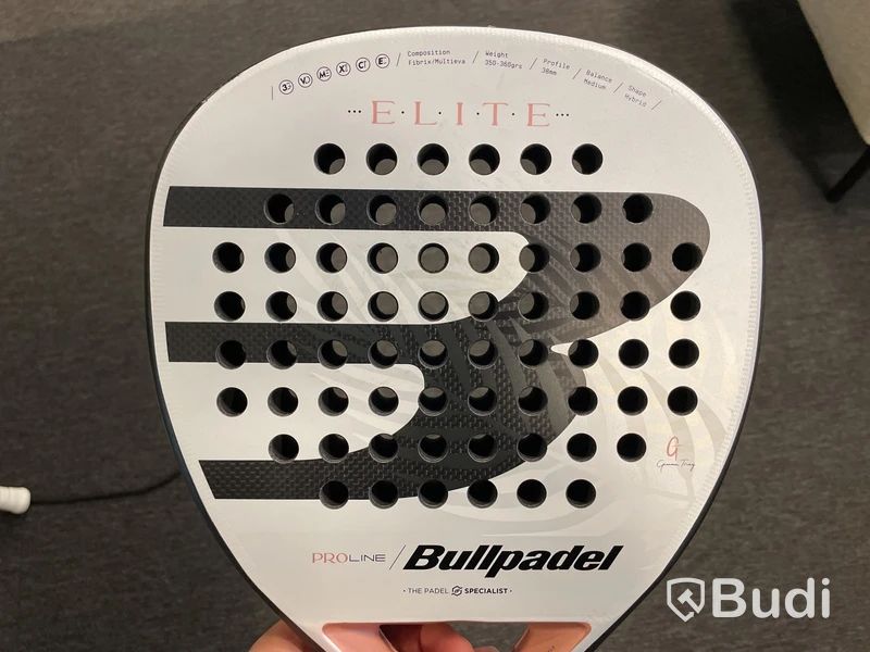 Parti med padelrackets Bullpadelserie Dam 24/25, nypris ca. 6300 kr
