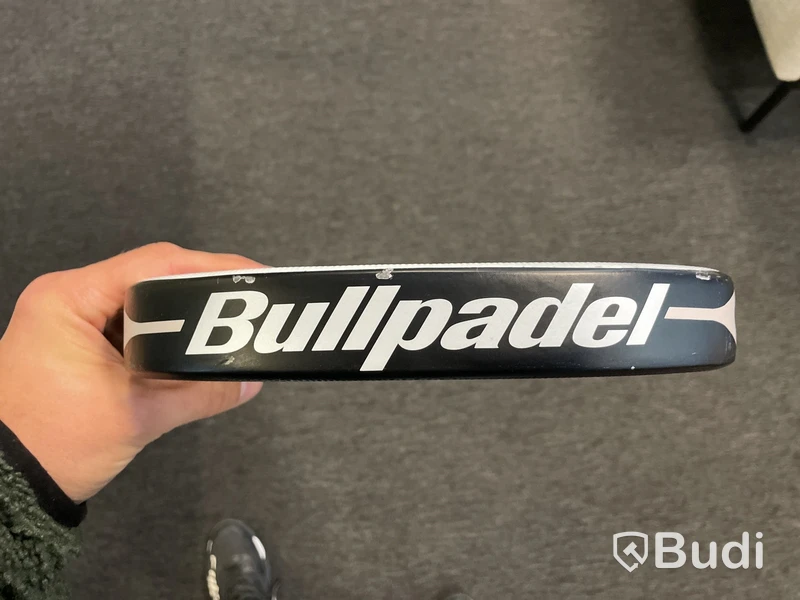 Parti med padelrackets Bullpadelserie Dam 24/25, nypris ca. 6300 kr