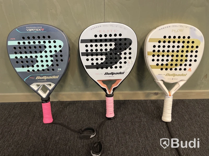 Parti med padelrackets Bullpadelserie Dam 24/25, nypris ca. 6300 kr