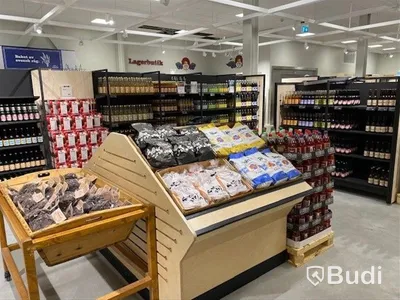 Butiksdisplay, lutande exponeringsbord i trä, specialbyggd