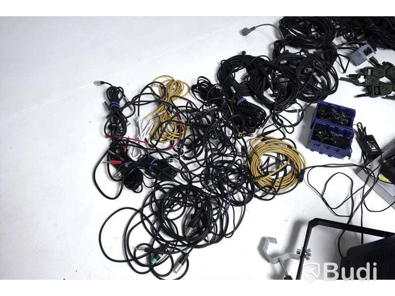 Diverse karaoke paket, med kablar, mikrofoner bla.