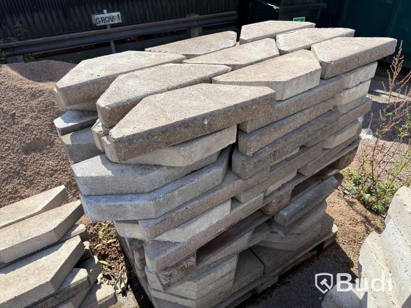 Lot of stone and garden paving slabs