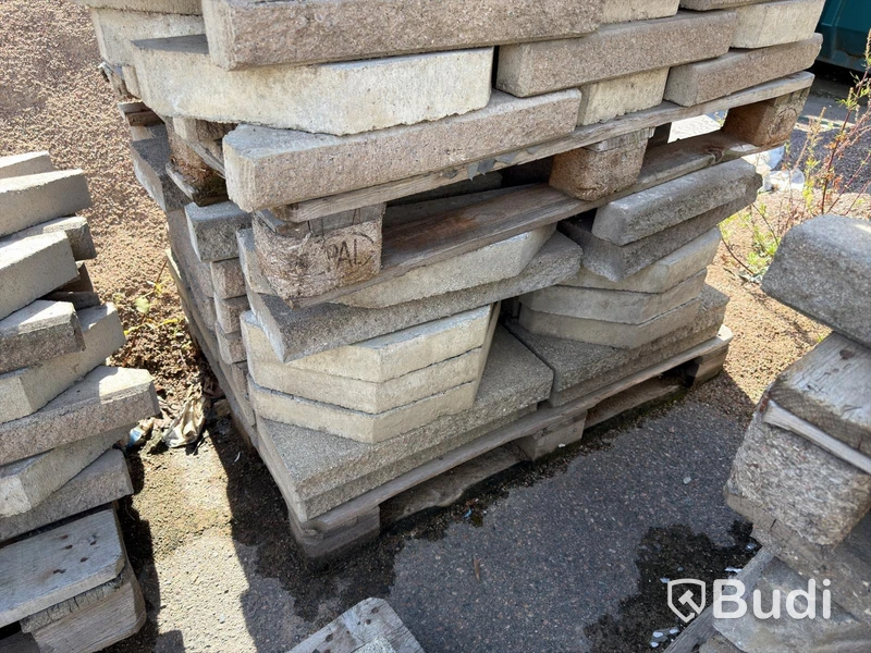 Lot of stone and garden paving slabs