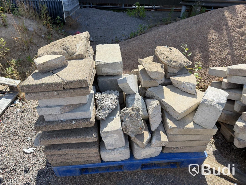 Lot of stone and garden paving slabs