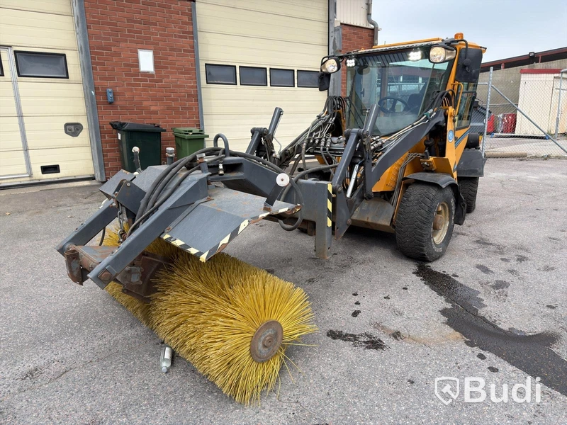 Wille 455B implement carrier, 2006, with sweeper roller