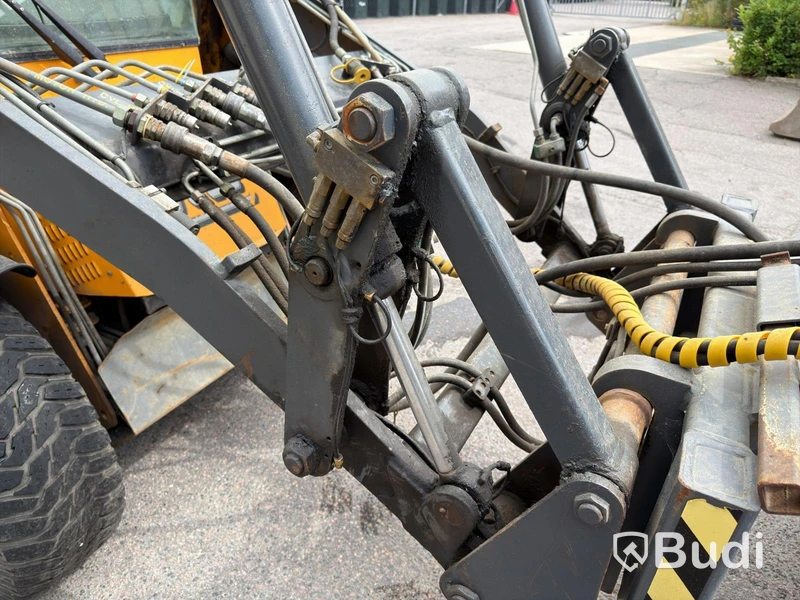 Wille 455B implement carrier, 2006, with sweeper roller