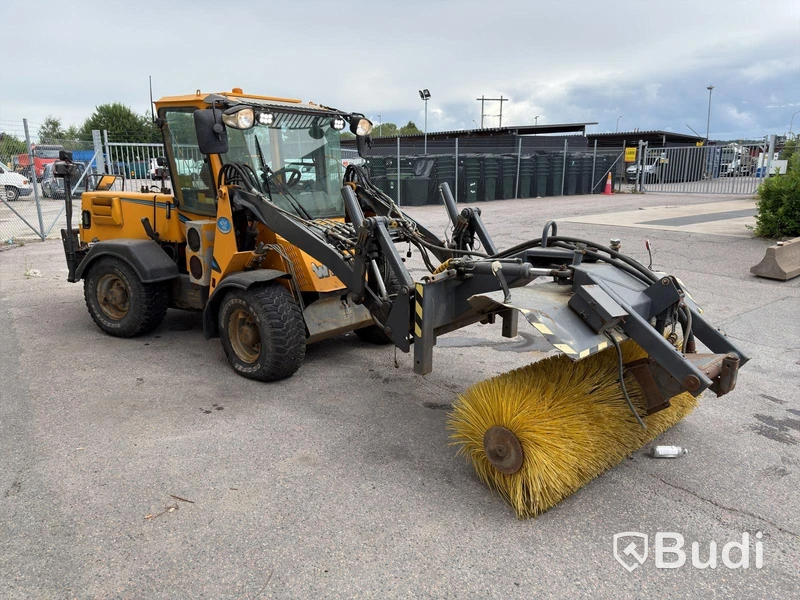 Wille 455B implement carrier, 2006, with sweeper roller