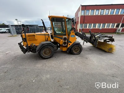 Wille 455B implement carrier, 2006, with sweeper roller