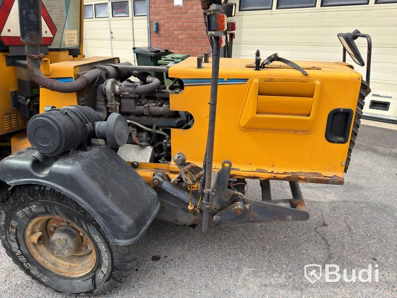 Wille 455B implement carrier, 2006, with sweeper roller