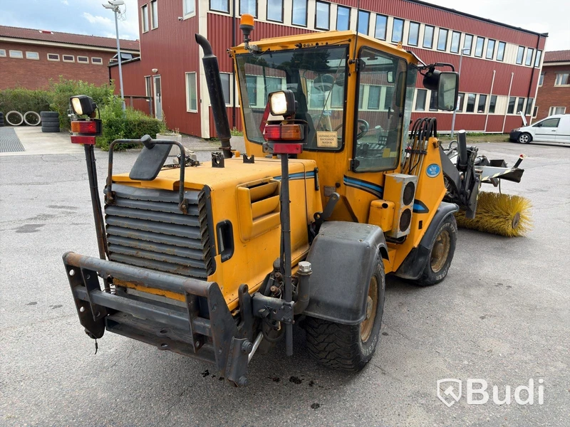 Wille 455B implement carrier, 2006, with sweeper roller