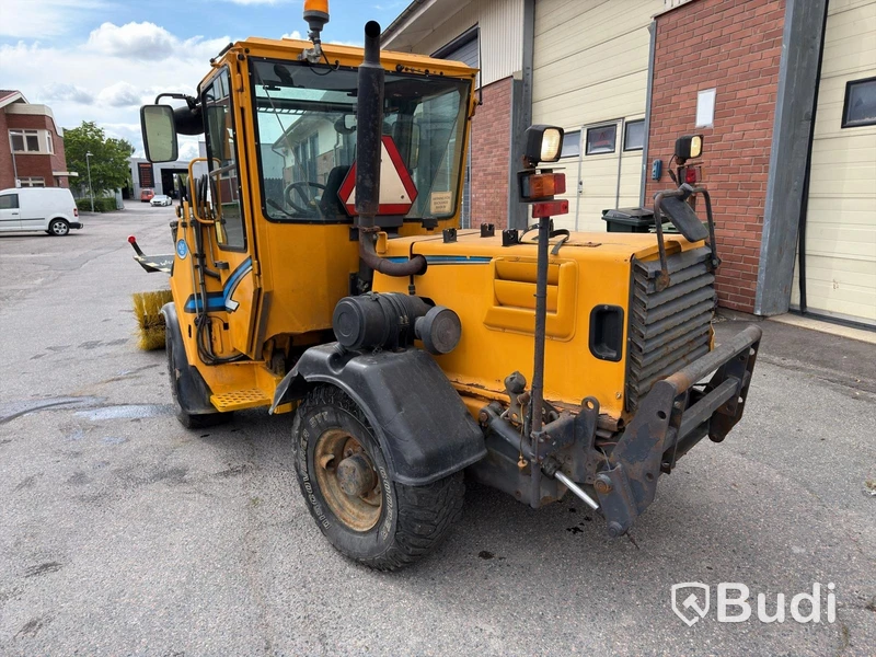 Wille 455B implement carrier, 2006, with sweeper roller