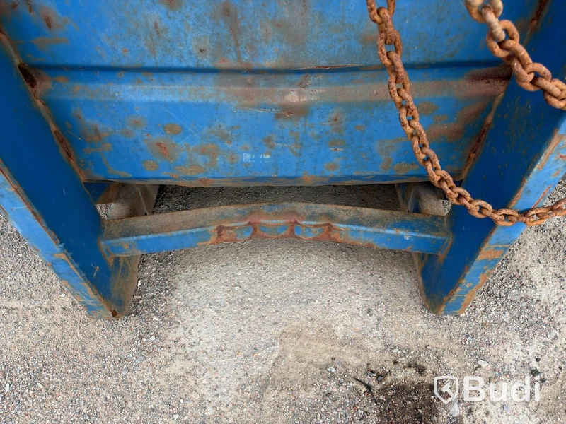 Hooklift body
