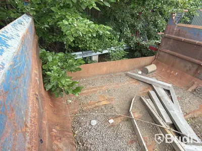 Hooklift body