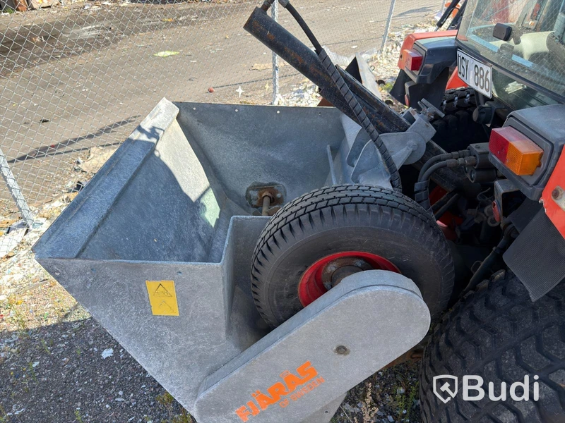 Kubota L5740 med lastare, sandspridare, plog m.m. -2013