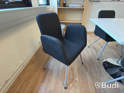 Konferensrum med 43-tums skärm