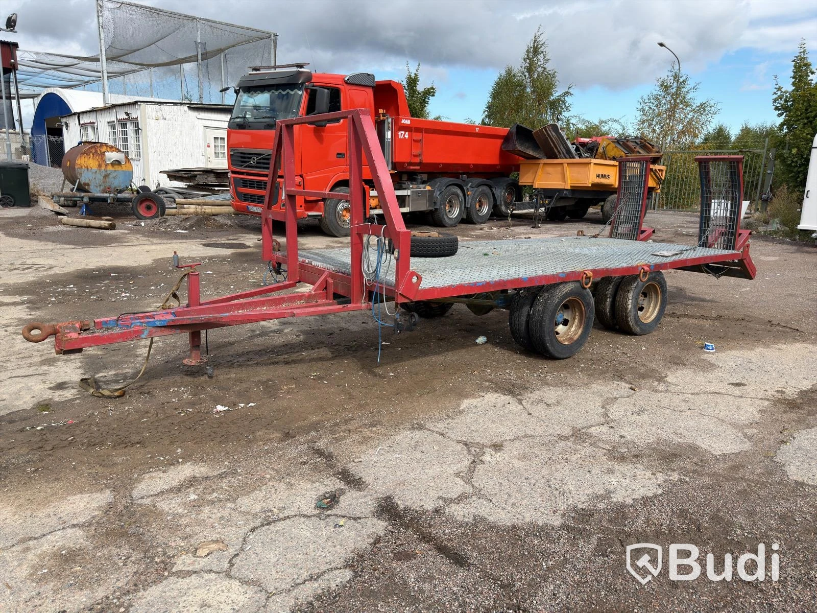 Tractor-drawn trailer with ramps
