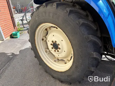 New Holland TD5.85 med lastare-2016