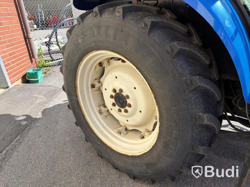 New Holland TD5.85 med lastare-2016