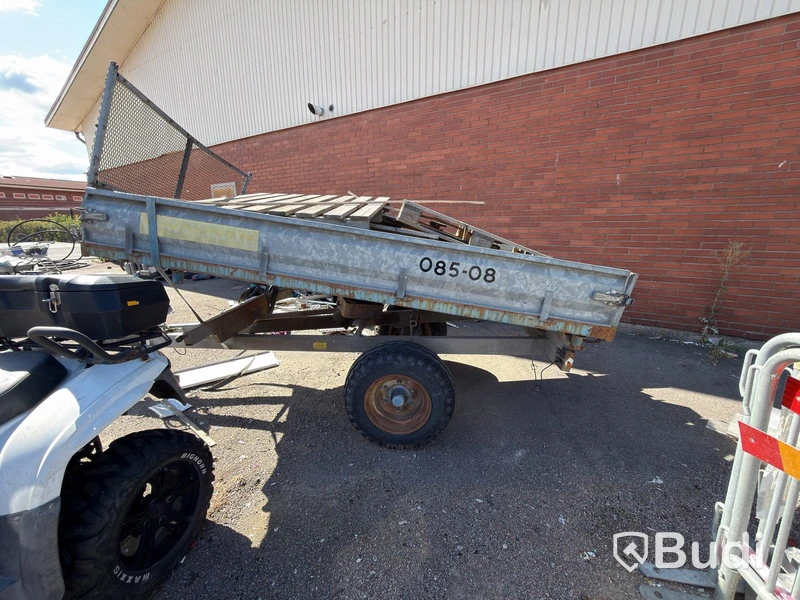 Tractor trailer with tipping bed
