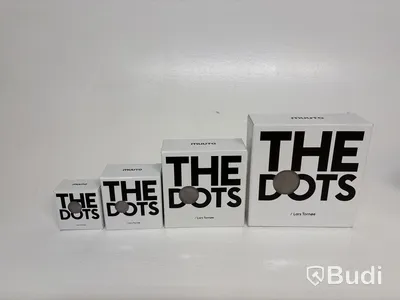 Parti med klädhängare Muuto The Dots. Ord. pris inkl. moms: ca 4280 kr.