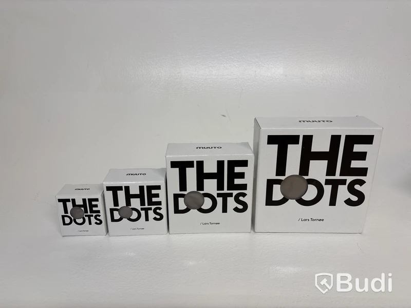 Parti med klädhängare Muuto The Dots. Ord. pris inkl. moms: ca 4280 kr.