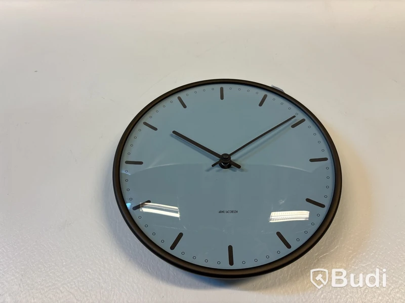 Väggklocka Arne Jacobsen City Hall Royal blue. Ord. pris inkl. moms: ca 2699 kr.