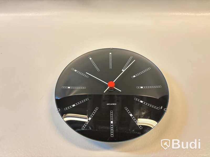 Väggklocka Arne Jacobsen Bankers Clock svart. Ord. pris inkl. moms: ca 2599 kr.