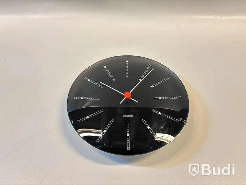 Väggklocka Arne Jacobsen Bankers Clock svart. Ord. pris inkl. moms: ca 2599 kr.