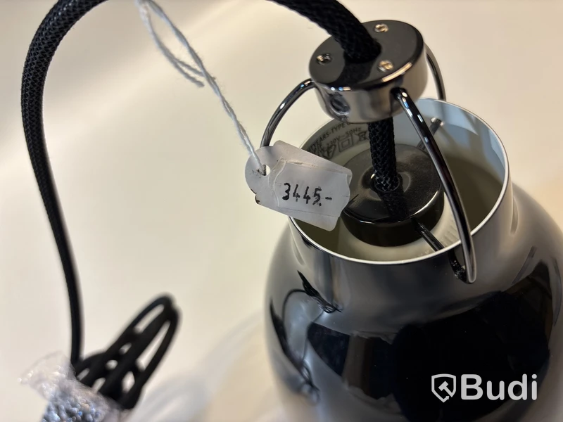 Taklampa Fritz Hansen Caravaggio. Ord. pris inkl. moms: ca 3445 kr.