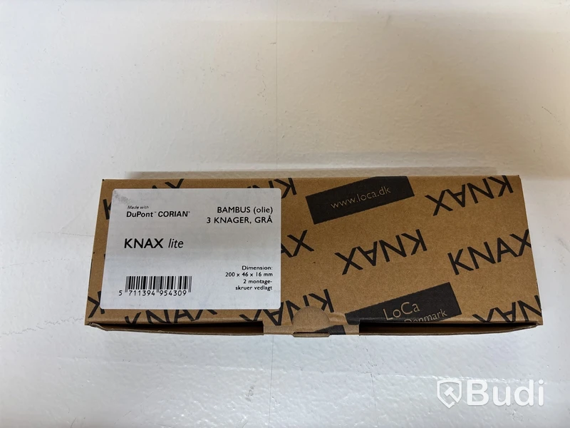 2 st. Klädhängare Knax lite 3. Ord. pris inkl. moms: ca 2860 kr.