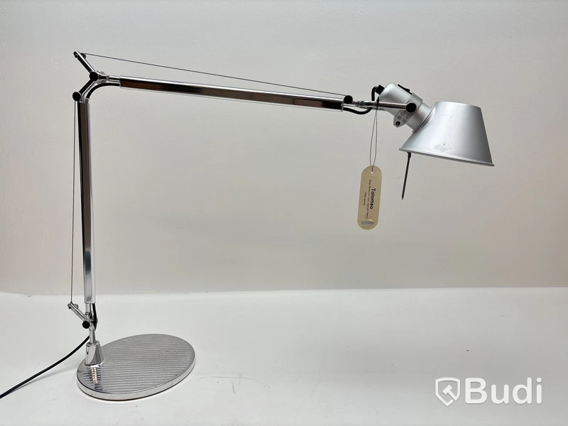 Skrivbordslampa Artemide Tolomeo. Ord. pris inkl. moms: ca 3500 kr.