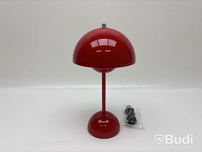 Bordslampa &Tradition Flowerpot VP9 röd. Ord. pris inkl. moms: ca 2080 kr.
